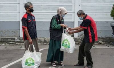 Parcel Ramadhan, Senyumkan Portir Stasiun