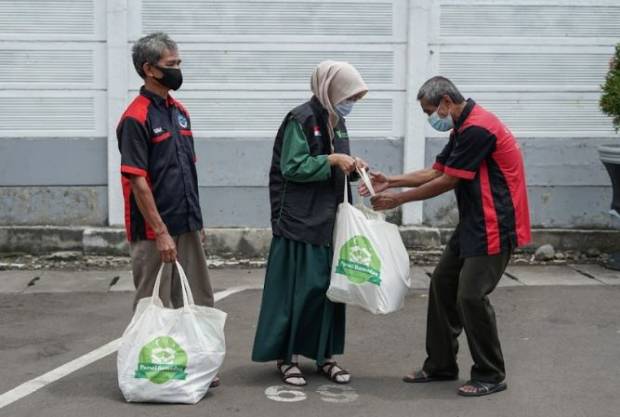 Parcel Ramadhan, Senyumkan Portir Stasiun