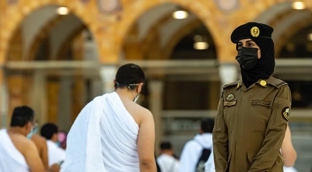 Pertama Kali, Polisi Wanita Arab Saudi Mengawasi Jamaah Umrah di Mekah