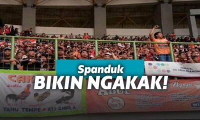 Suporter membawa spanduk kocak untuk semangati tim