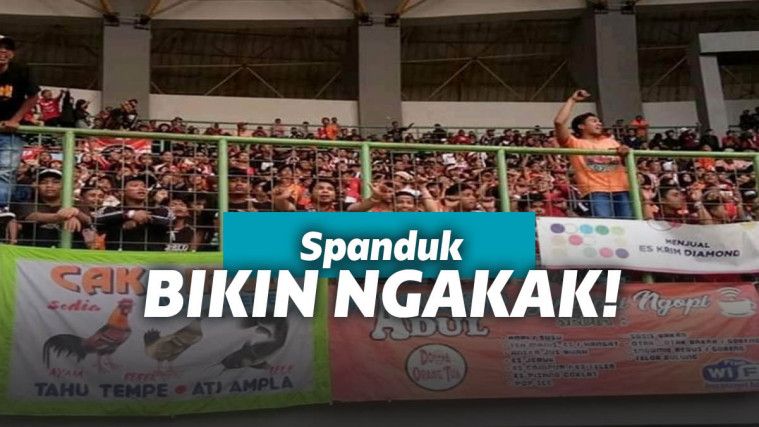 Suporter membawa spanduk kocak untuk semangati tim