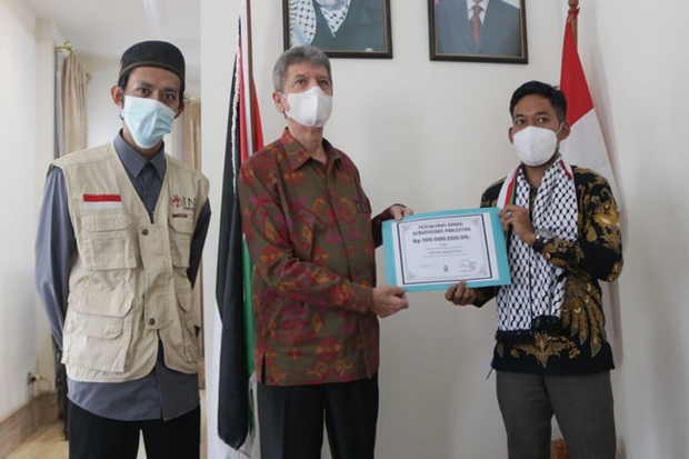 Dubes Palestina Terima Bantuan dari Masyarakat Indonesia untuk Gaza