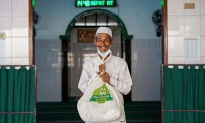 Parsel Ramadan Hadirkan Senyum Para Petugas Makam