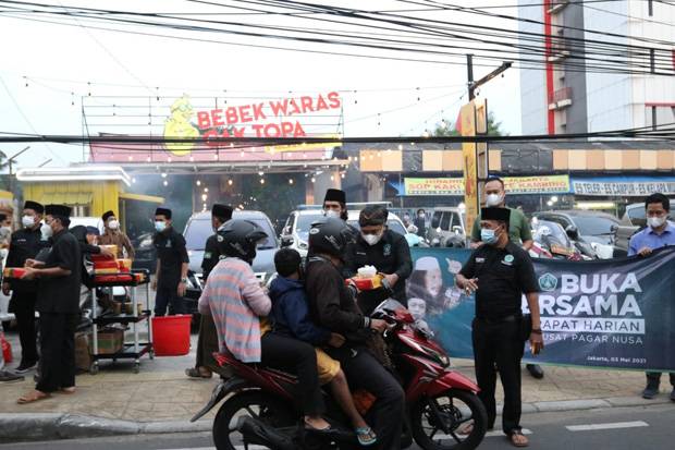 PSNU Pagar Nusa Bagi Takjil dan Paket Makanan di Jakarta Timur