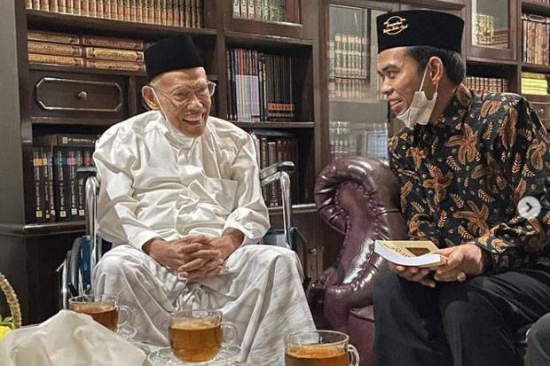 Cerita UAS Ketika Bertemu Ulama Sepuh KH Ali Yafie