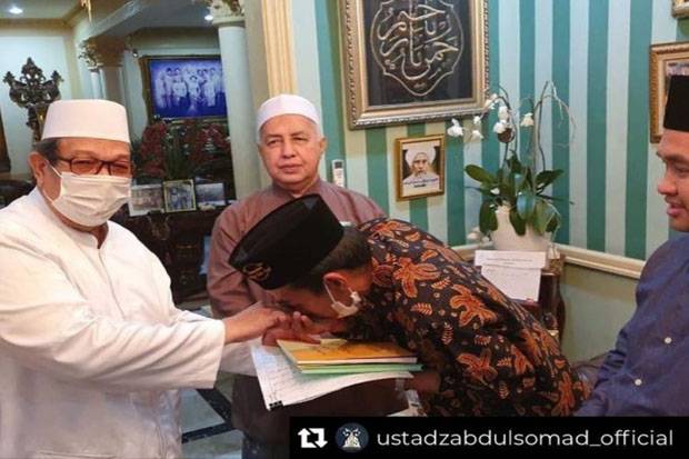 Ustaz Abdul Somad Dapat Kado Istimewa dari KH Said Agil Al-Munawwar