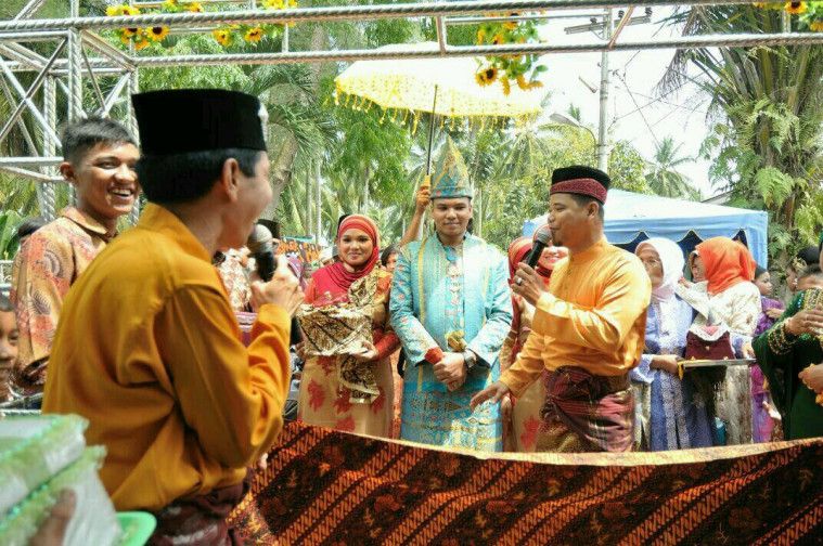 Pantun Pengantin dan Pantun Lamaran Lucu dalam Prosesi Pernikahan Adat Melayu | Keepo.me