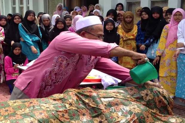 Cara Memandikan Jenazah Berikut Bacaan Niatnya