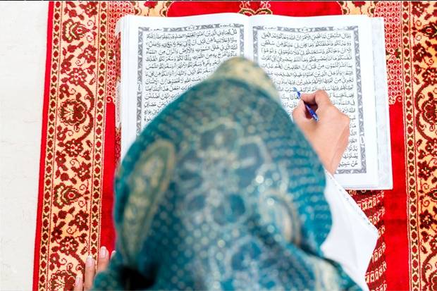 Mengajarkan Al-Quran kepada Fathimah binti Khattab