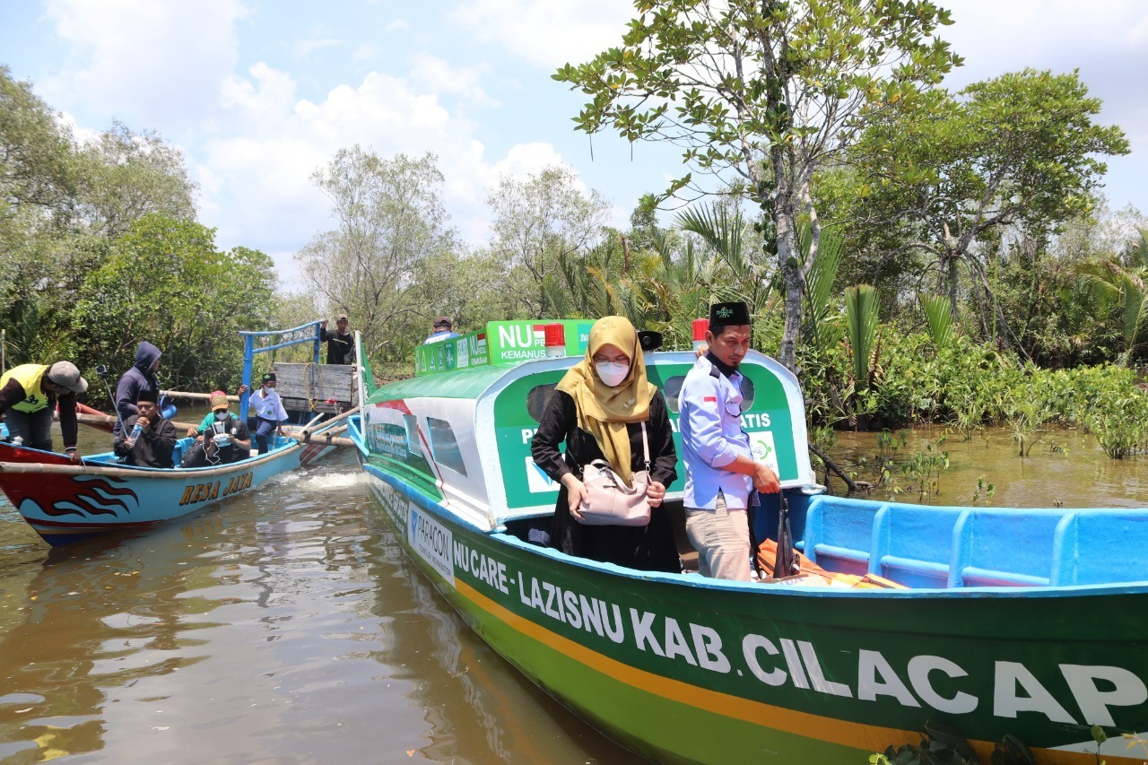 Perahu Ambulans NU Care dan PT Paragon Mudahkan Warga Kampung Laut Cilacap Berobat