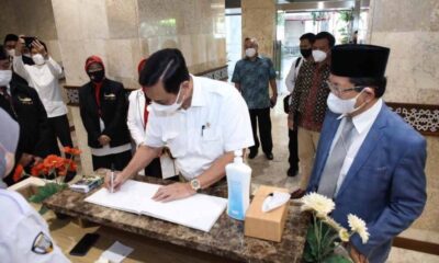 Luhut Serahkan Kiswah Hadiah dari Pangeran MBS ke Masjid Istiqlal