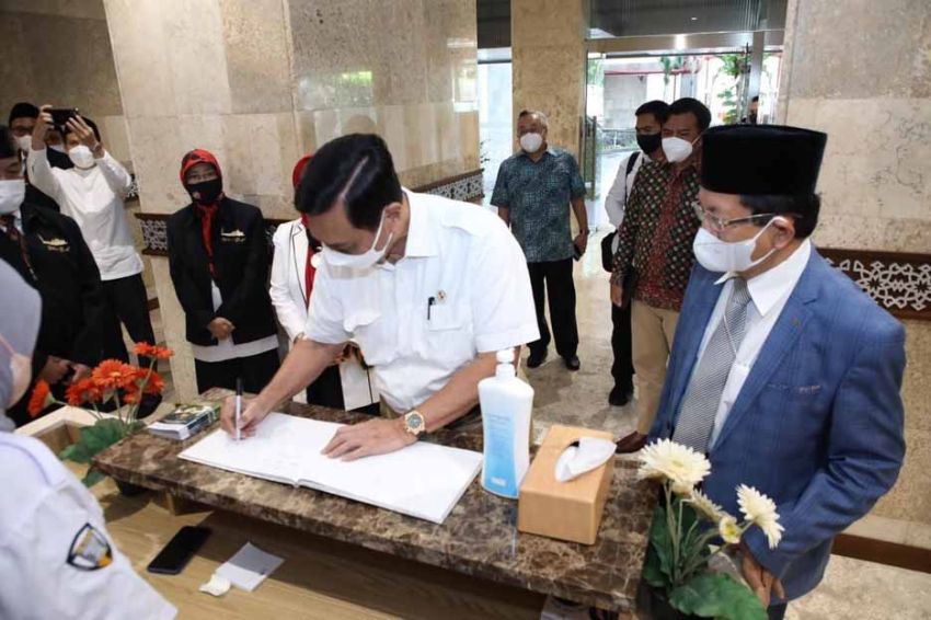 Luhut Serahkan Kiswah Hadiah dari Pangeran MBS ke Masjid Istiqlal