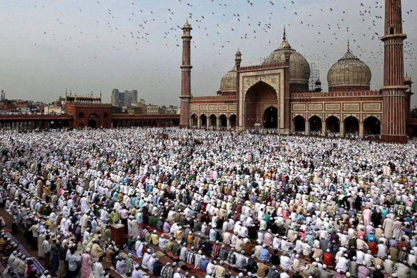 Mana yang Lebih Utama, di Lapangan atau Masjid?