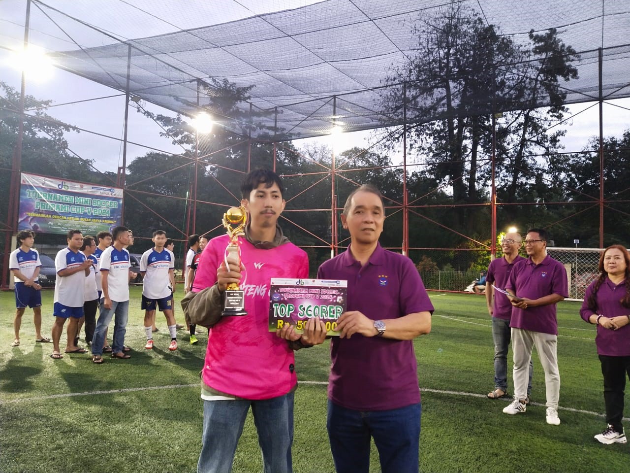 Dewas, Risna Mukti serahin Top Score kepada Pemain Terbaik di Final Tournament Mini Soccer PROPAMI CUP V 2024